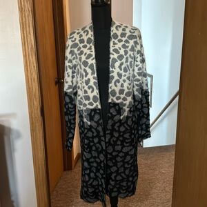 Adorable long cardigan.